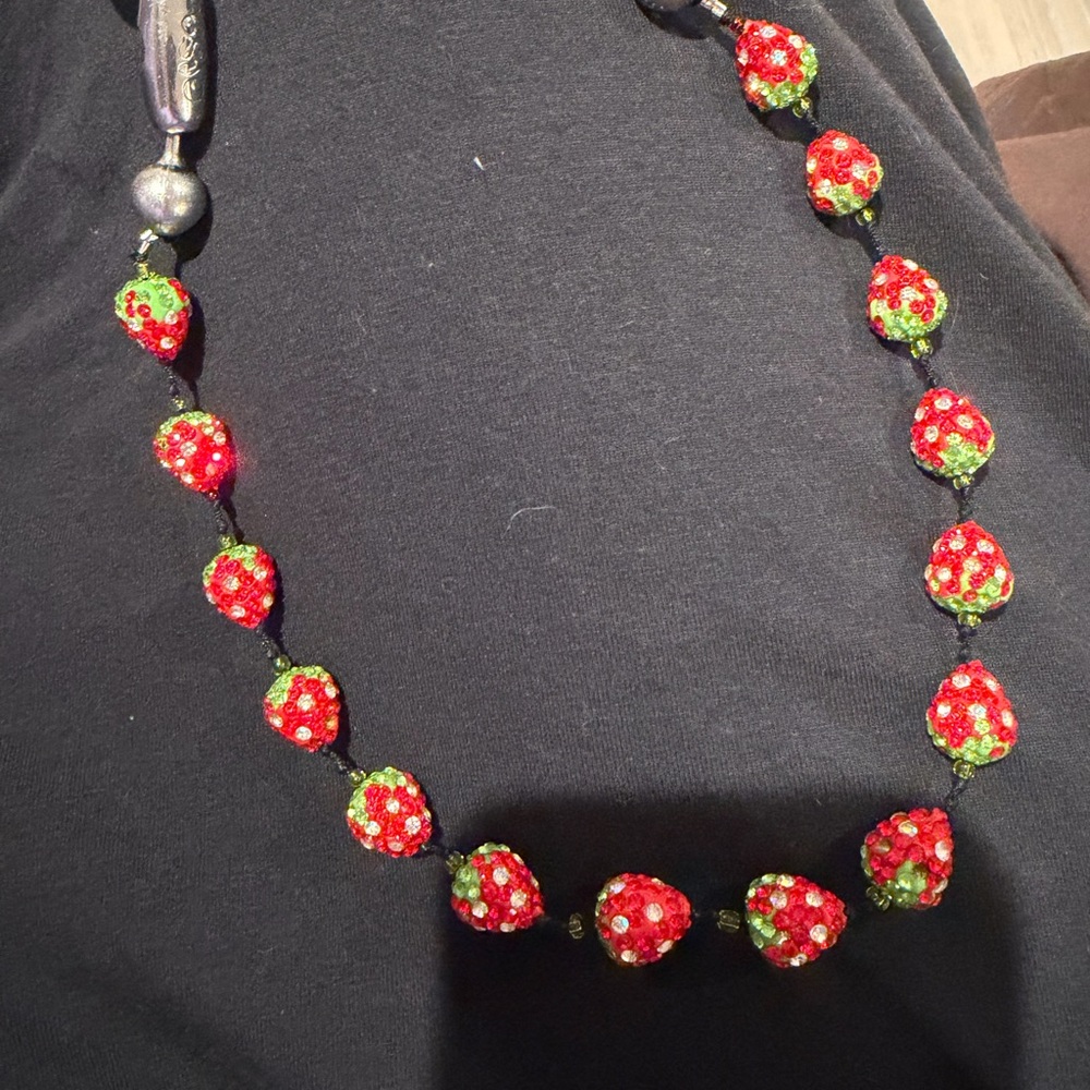 Ossa Strawberry bead phone chain
